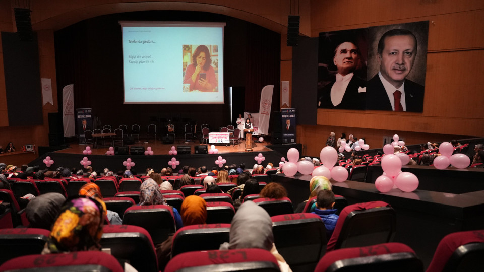 Büyükşehir’den Meme Kanserine Karşı Farkındalık Etkinliği Büyükşehir Belediyesi öncülüğünde gerçekleştirilen farkındalık programında uzman hekimler, meme kanseri