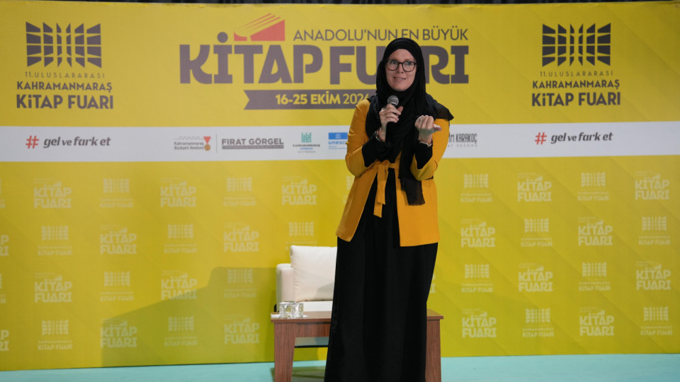 Büyükşehir’in Kitap Fuarı, Uluslararası Bir Buluşmaya Daha Ev Sahipliği Yaptı 11. Uluslararası Kahramanmaraş Kitap Fuarı, dokuzuncu gününde Kanadalı yazar Jenny