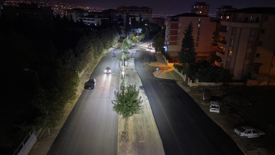 Karamanlı Hasan Efendi Caddesi’nde İlk Etap Çalışması Tamamlandı Büyükşehir Belediyesi, altyapı çalışmalarının tamamlandığı yaklaşık 1 kilometre uzunluğundaki Karamanlı